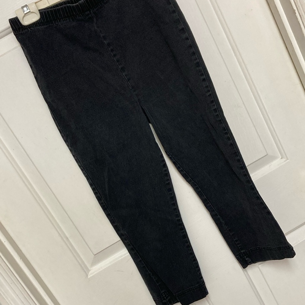 Faded glory Cute faded black jean capris medium